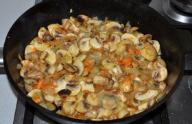 Выкладываем грибы в сковороду, помешивая, продолжаем обжаривать 4-5 минут.