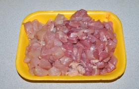 Куриное мясо нарезаем кусочками-кубиками примерно по 20-25 мм.