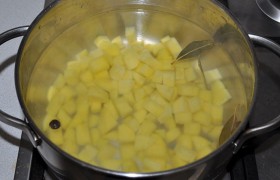  Опускаем в кастрюлю, кладем 3-4 горошины перца, душистого или черного. Если нравится рис в таком супе – кладем его на 5 минут раньше, чем картошку. Мы  варим  без него. 