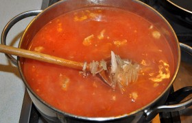 Довариваем суп под крышкой и на слабеньком огне 5-6 минут, после чего даем ему настояться 5-6 минут под полотенцем. 