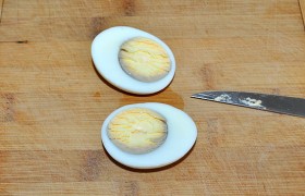 Яйца ставим вариться вкрутую, для чего достаточно 8-9 минут кипения. Охлаждаем и чистим. Делим пополам вдоль.