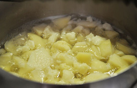 Чистим картофель, нарезаем на такие же небольшие кусочки, подливаем немного кипятка, вода должна быть чуть выше капусты с картошкой.