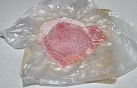 Берем пакет, в который удобно положить мясо. Через пленку и отбиваем шницель с обеих сторон, доводя толщину до 5-7 мм.