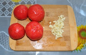 Очищаем помидоры и шинкуем, так же – и чеснок.