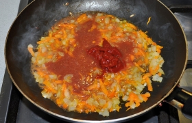 В заправку выкладываем томатную пасту и томатный соус из банки с фасолью, посыпаем сахаром.