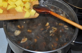 Тогда добавляем нарезанный картофель в суп, бросаем перец и лавровый лист, солим, варим дальше.