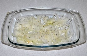 Полукольцами нарезаем луковицы, выкладываем в форму для запекания. Чуть посыпаем перцем и солью. 