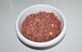 Пропускаем мясо 1 раз через мелкую решетку мясорубки, по ходу добавляя хлеб и лук. Добавляем сырые яйца, половину зелени, соль и перец. Вымешиваем до однородности (не менее 1,5 минут),  отбиваем  фарш.