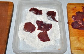 Отобранные печенки посыпаем солью и перцем, плотно панируем в муке.