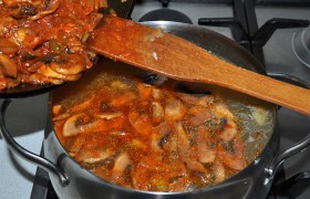 Картофель уже практически готов – пора добавлять в суп заправку и пробовать на соль. Кладем маслины.
