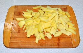 Через 3-4 минуты кладем в кастрюлю картофель. Сейчас его часто режут кубиком, а когда-то принято было – тонкими брусочками, как и свеклу. 