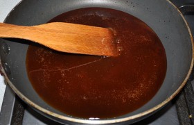 Огонь держим средний, помешиваем, пока сахар расплавляется и превращается в коричневую  карамель . 