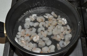 Креветки у нас варено-мороженые и они уже разморожены. Заливаем их кипятком и отвариваем в соленой воде не больше минуты. Вынимаем, даем остыть.