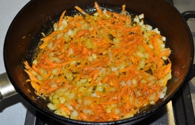 Еще 3-4 минуты помешиваем после добавления тертой крупно моркови.
