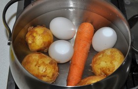 Картофель, морковь и яйца отвариваем вместе. Только время варки разное: через 8-9 минут вынимаем яйца, через 15-17 – морковь, через 15-20 картофель. Не перевариваем, иначе получим в итоге непонятную массу.