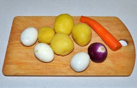 Очищаем яйца и овощи и нарезаем примерно одинаковыми кусочками-кубиками.