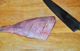 Чтобы рыба не потеряла форму во время запекания, делаем надрезы по коже. Смазываем обе стороны оливковым маслом.