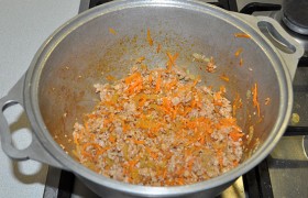 Кладем также тертую морковь, помешивая и разбивая лопаткой комочки фарша, обжариваем 4-5 минут. 