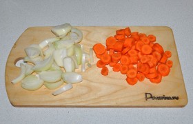 Отвешиваем нужное количество лука и моркови, нарезаем довольно крупно. Морковь можно и натереть.