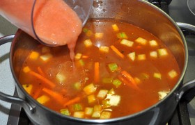 Пюре из помидоров вливаем в суп.