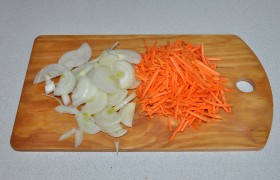 Луковицу шинкуем половинками колец, морковь превращаем в тонкую соломку.