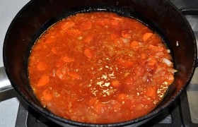 Кладем томатную пасту, сахар, минуту обжариваем, перемешивая. Вливаем 1-2 половника бульона из кастрюли и тушим заправку 3-4 минуты.