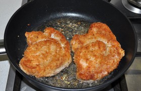 Сковороду ставим на огонь немного больше среднего, когда масло раскалилось – кладем мясо и жарим одну и вторую стороны по 5-6 минут. 