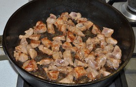 В сковороде на сильном огне раскаляем 4-5 минут масло. Выкладываем мясо, примерно 3-4 минуты обжариваем кусочки до легких корочек, помешивая лопаткой.