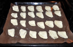 Печенье раскладываем на коврике для выпекания, постеленном на противень. При 190-200° в духовке выпекаем от 20 до 25-30 минут. Как только печенье подпеклось снизу и стало румяным сверху – оно готово. Посыпаем сахарной пудрой.
