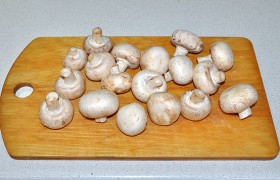 Тем временем протираем грибы влажной салфеткой и нарезаем их для супа.