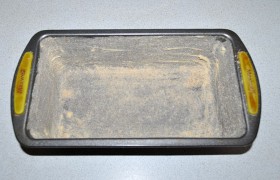 Форму для запеканки смазываем сливочным маслом и обсыпаем мелкими сухарями (предпочтительнее  домашними ). 