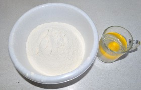 Просеиваем муку. Для теста нам понадобится только желток яйца, который мы выкладываем в стакан, добавляем к нему 160-170 мл воды, соль, взбиваем-перемешиваем до растворения соли.