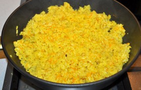 Когда рис уже почти готов – выключаем огонь, накрываем сковороду сложенным полотенцем и даем рису (с помощью остаточного тепла) дойти до полной готовности еще 8-10 минут.