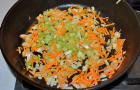 Для заправки супа шинкуем мелким кубиком лук, сельдерей, трем крупно морковку.  Пассеруем  овощи на среднем огне в разогретом масле 10 минут, время от времени помешиваем. 