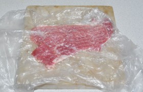 Берем пищевой пакет, кладем в него и  отбиваем  мясо до 6-7 мм. (можно взять пару слоев пленки).