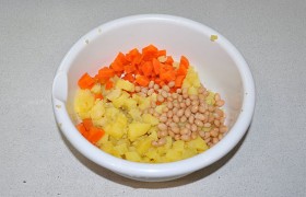 Картофель и морковь превращаем в кубики, добавляем в миску и промытую фасоль.