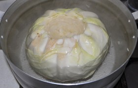 Поставив  варить  рис (не до полной готовности, на 12-15 минут кипения под крышкой), готовим капустные листья. С летней капустой проще, а вот с зимней хлопот больше, листья с нее легко не снимешь. Вырезаем кочерыжку, кладем кочан в кипящую воду, наливаем кипяток в отверстие кочана, через несколько минут капуста смягчится – 