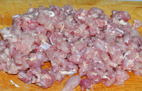 Куриные филе пропускаем через мясорубку, в которой есть приспособление, за несколько минут нарезающее мясо мелкими кусочками. Нет такого? – нарезаем ножом или измельчаем в мясорубке, блендере.