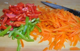 Промытый, обсушенный сладкий перец превращаем в соломку, подоспевшую морковь – натираем.