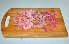 Все мясопродукты, что мы собрали для солянки, нарезаем небольшой соломкой (колбасы, копченое мясо, сосиски и так далее).