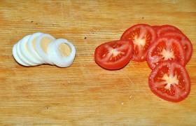 Нарезаем яйцо и помидор. Укладываем на багет сначала кружок помидора, затем кинзу (петрушку), яйцо и сверху – филе анчоуса. Вот такая быстрая отличная закуска.