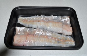 Филе рыбы раскладываем в форме для запекания, предварительно промазанной маслом.