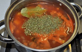 Бросаем лавровый лист и рубленую зелень. Приправляем суп перцем и солью на свой вкус и варим до готовности картофеля (7-9 минут). Выключаем, даем супу немного настояться.