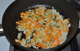 На среднем огне разогреваем вторую сковороду с маслом, в которой готовим  заправку  для борща. Просто  пассеруем  мелко рубленый лук и нарезанную или тертую морковь 5-6 минут. 