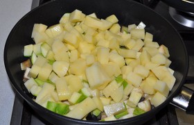 Чистим и нарезаем примерно таким же кубиком картошку, добавляем к овощам, жарим 3-4 минуты.