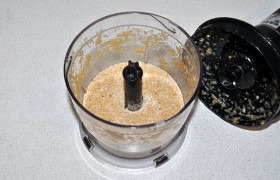 Через полминуты работы блендера получаем тонко молотое пюре из компонентов маринада. 