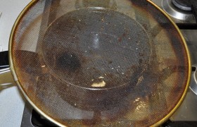Совсем избежать масляных раскаленных брызг не получится, так что каждую порцию жарим, накрыв посуду сетчатой крышкой.