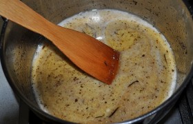 Готовые ребрышки осторожно вынимаем из кастрюли, в соус вливаем сливки, размешиваем горчицу, кладем каперсы. Увеличив огонь, даем прокипеть1-2 минуты.