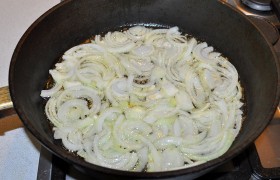 На сковороде с растительным маслом, на среднем огне,  пассеруем  4-5 минут лук. 