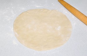 Муку смешиваем с дрожжами, заливаем теплую (38-40°) воду с солью, замешиваем тесто, добавляем масло, еще вымешиваем. Тесто мнем на столе до эластичности, делим пополам и раскатываем – для 2-х малых пицц (или готовим 1 большую).